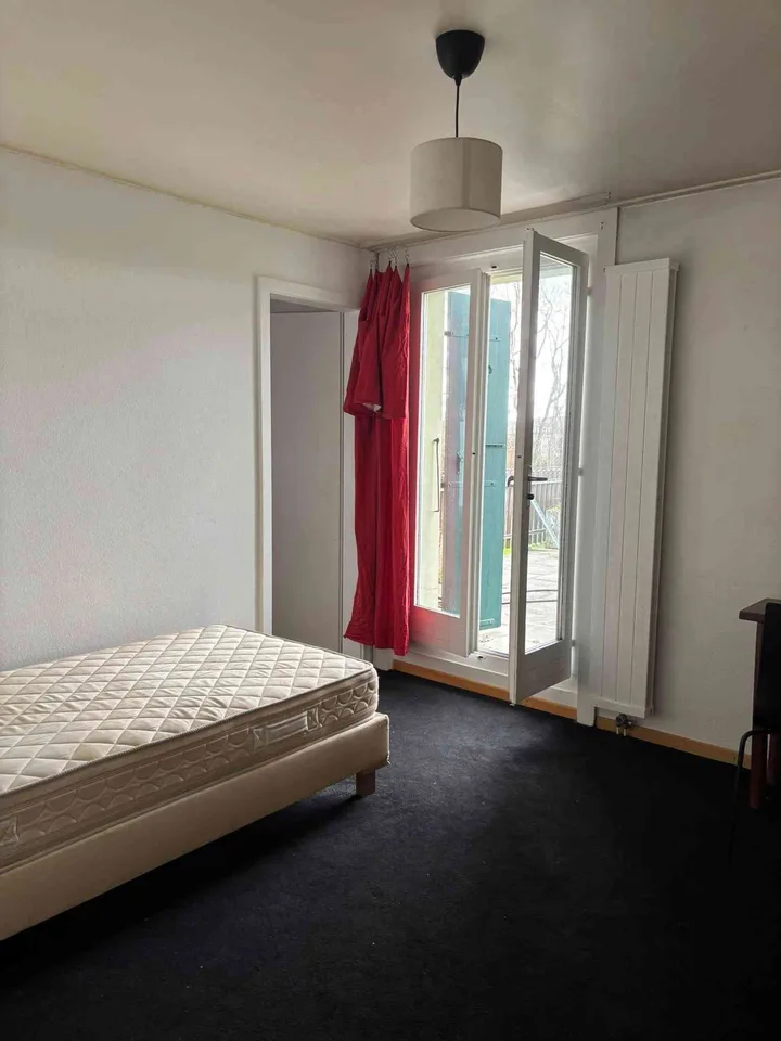 À louer chambre en colocation avec terrasse et vue lac.