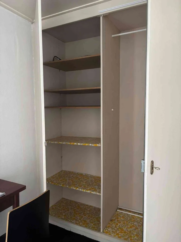 À louer chambre en colocation avec terrasse et vue lac.