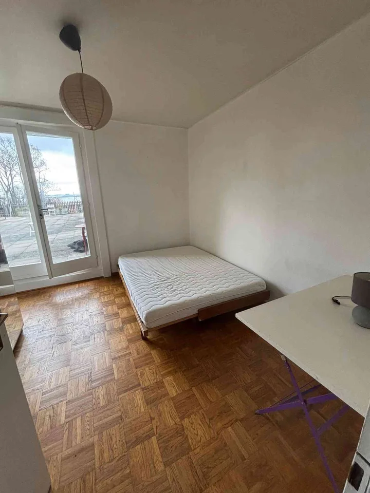 A louer chambre en colocation avec terrasse et vue lac.