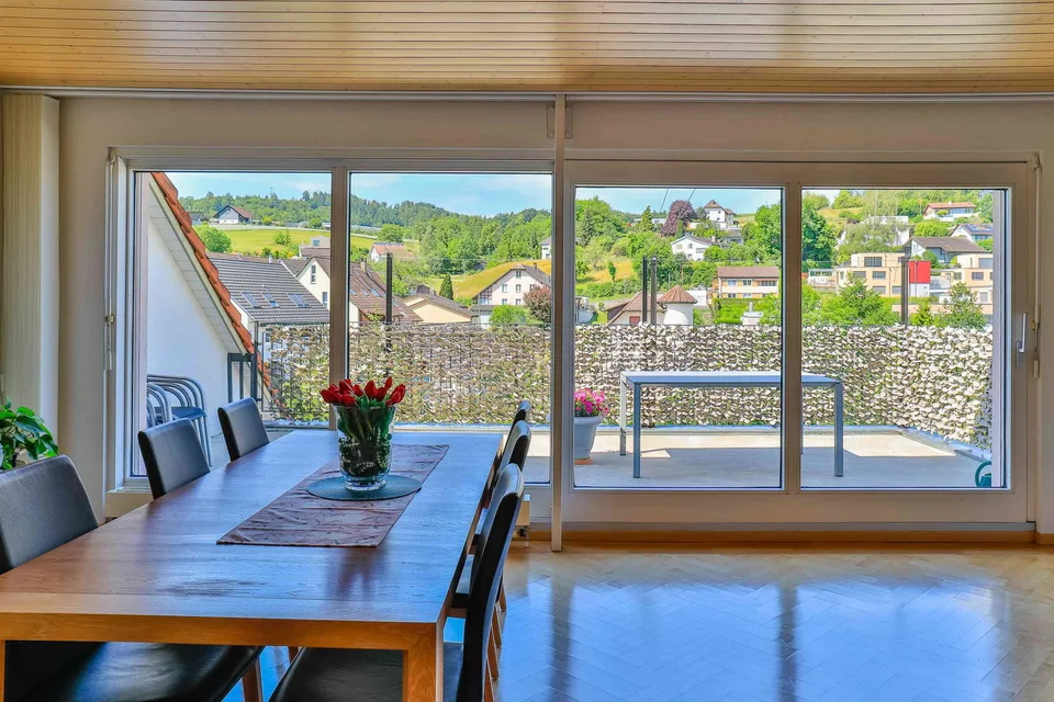 Gepflegtes Einfamilienhaus an zentraler Lage, mit Wohnen über den Däch – foto 1 di 7