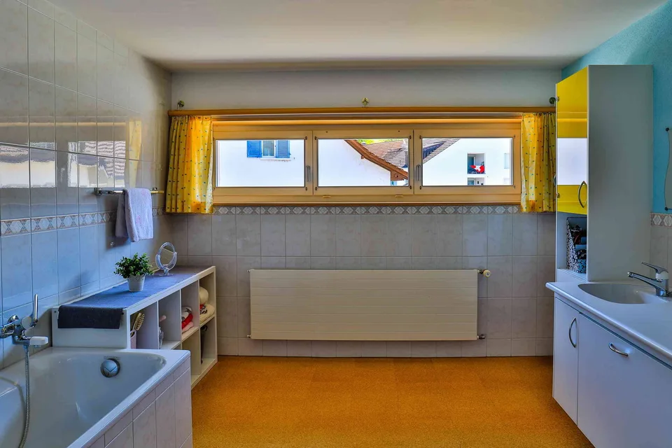 Gepflegtes Einfamilienhaus an zentraler Lage, mit Wohnen über den Däch – foto 6 di 7