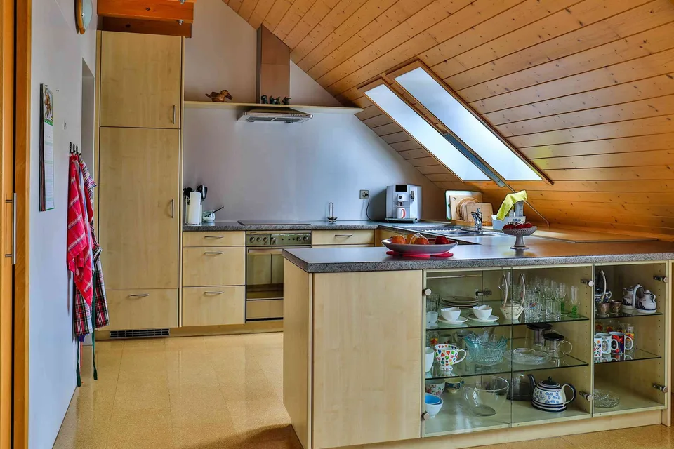 Gepflegtes Einfamilienhaus an zentraler Lage, mit Wohnen über den Däch – foto 7 di 7