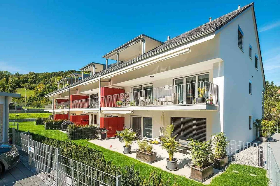 Grosszügige, moderne Wohnung eingebettet zwischen Hügeln und Dorfbach
