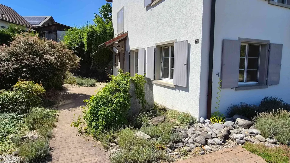 2-Zimmer-Einliegerwohnung EG mit eigenem Sitzplatz, inkl. P+aller NK