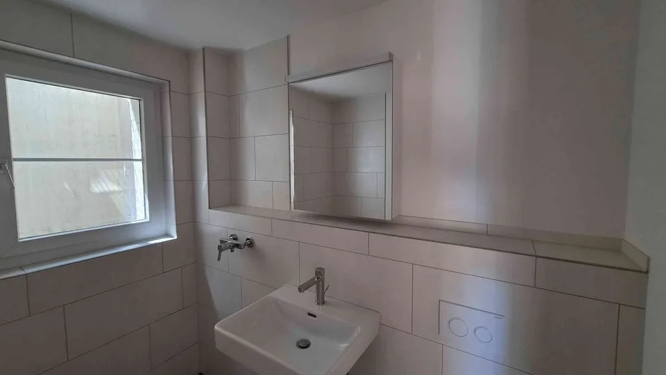 2-Zimmer-Einliegerwohnung EG mit eigenem Sitzplatz, inkl. P+aller NK
