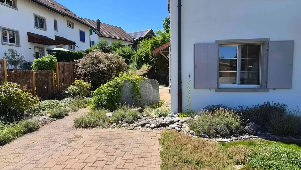 2-Zimmer-Einliegerwohnung EG mit eigenem Sitzplatz, inkl. P+aller NK