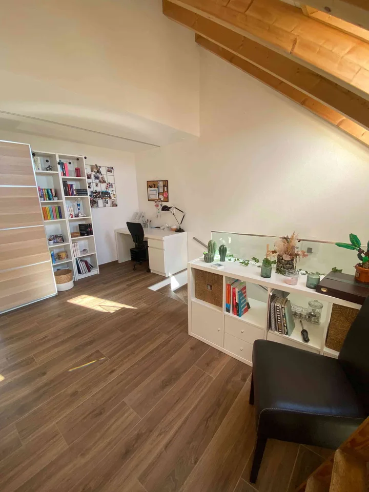 Charmant appartement en attique de 1.5 pièces à Gimel