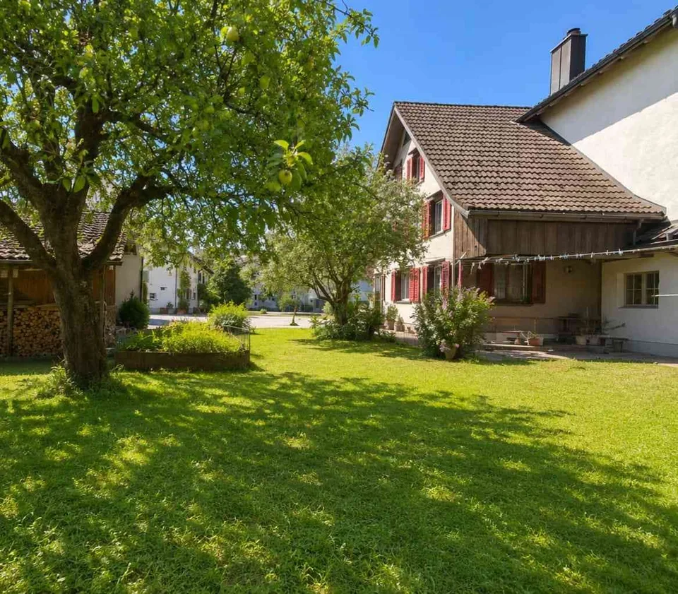 Charmantes 5.5-Zimmer-Reiheneckhaus mit Gartensitzplatz in Neuhaus SG