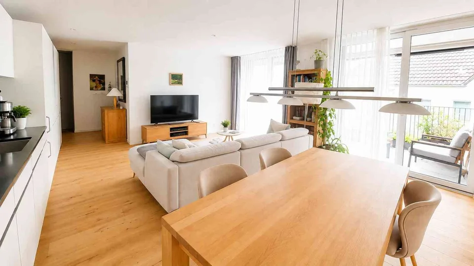 Helle 2.5-Zimmer-Wohnung mit grossem Balkon und Blick ins Grüne