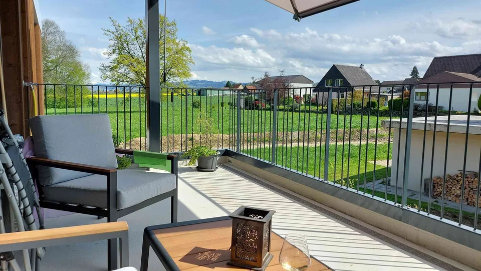Helle 2.5-Zimmer-Wohnung mit grossem Balkon und Blick ins Grüne