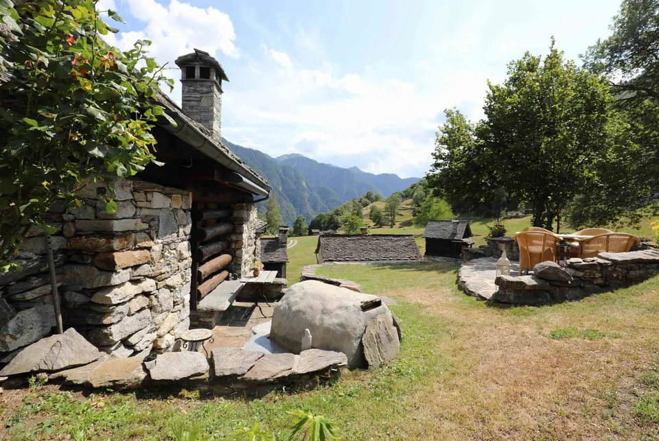 Grosses komfortables Rustico mit schönem Weitblick in Lavizzara