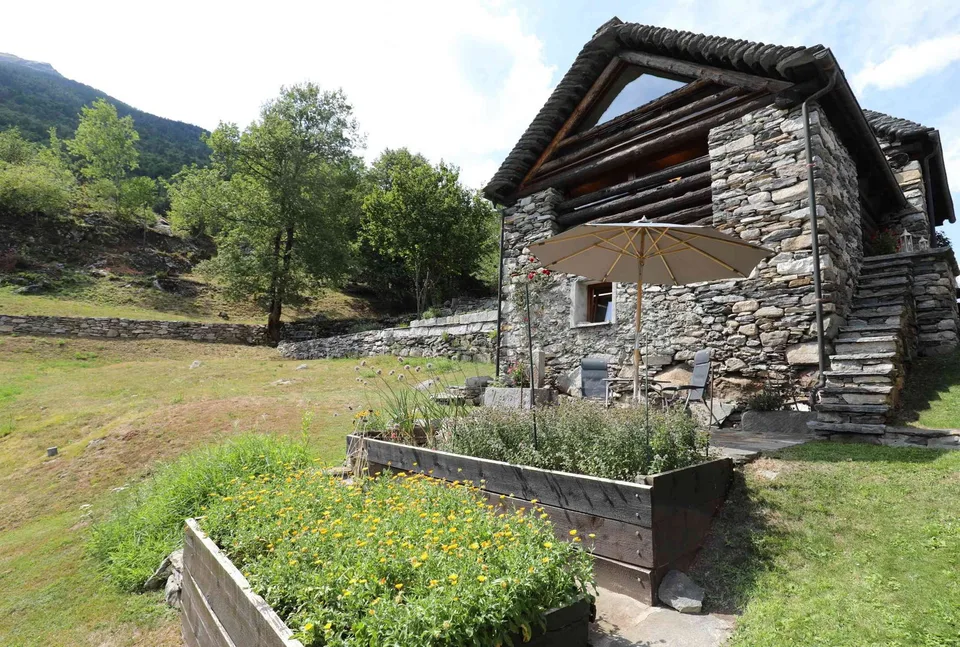 Grosses komfortables Rustico mit schönem Weitblick in Lavizzara
