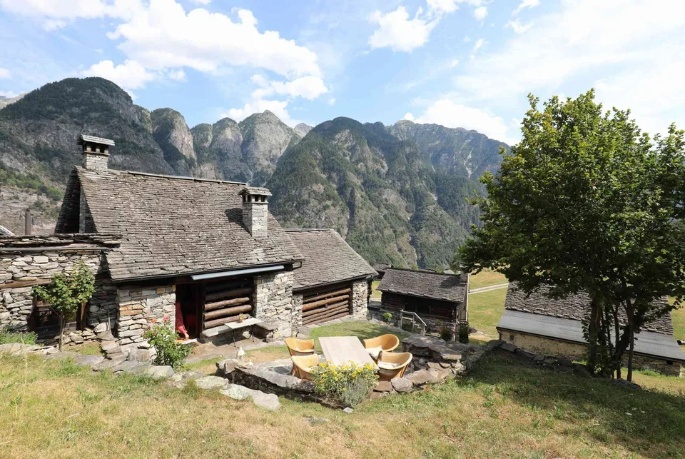 Grosses komfortables Rustico mit schönem Weitblick in Lavizzara