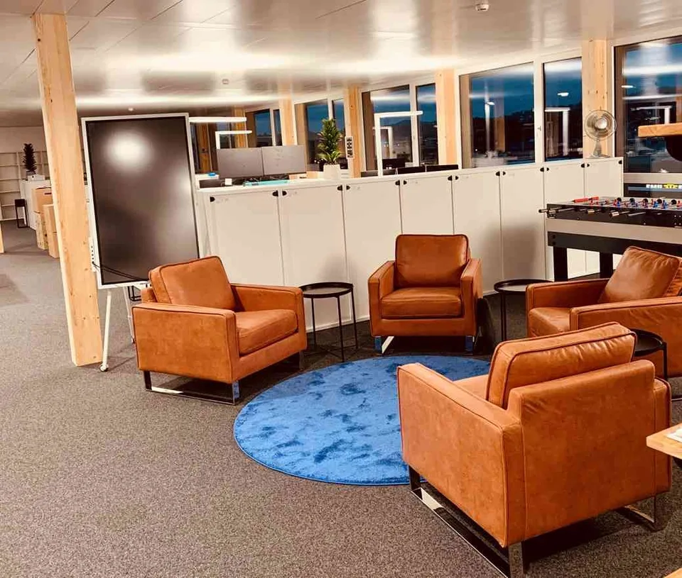 Büroarbeitsplätze in Open Space Area mit Blick auf den Bodensee