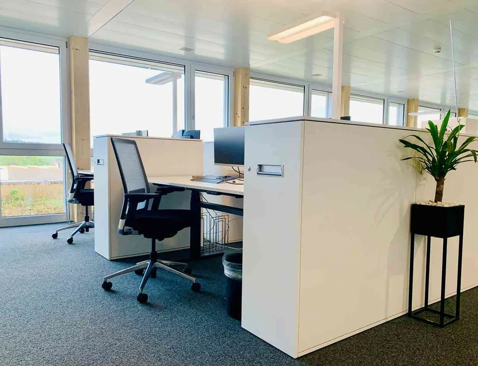 Büroarbeitsplätze in Open Space Area mit Blick auf den Bodensee
