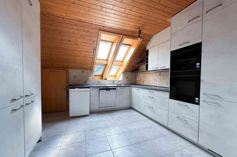 Grosszügige Wohnung (134m2) mit Kamin, Balkon und Blick ins Grüne