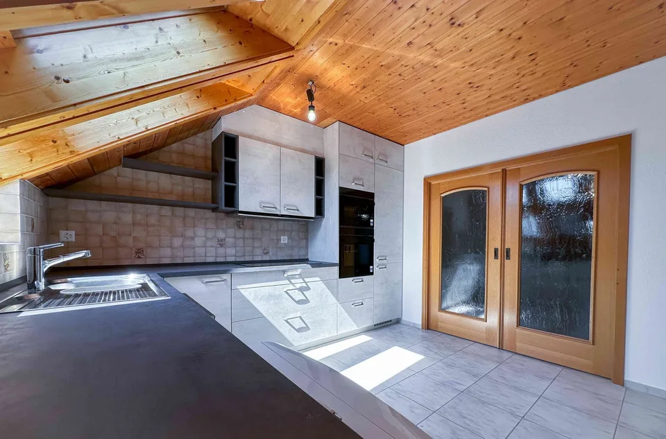 Grosszügige Wohnung (134m2) mit Kamin, Balkon und Blick ins Grüne