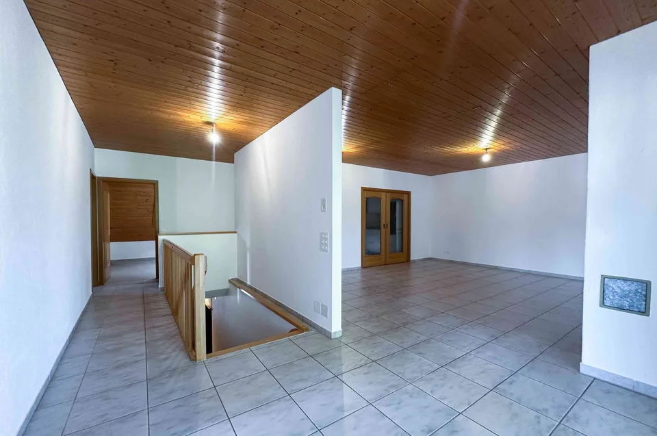 Grosszügige Wohnung (134m2) mit Kamin, Balkon und Blick ins Grüne