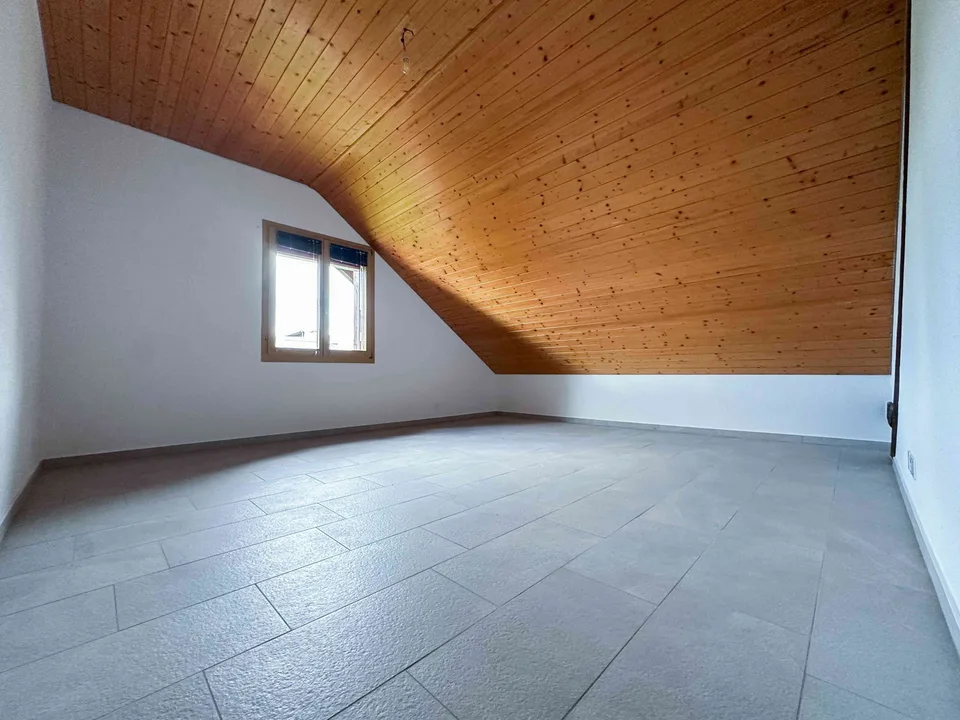 Grosszügige Wohnung (134m2) mit Kamin, Balkon und Blick ins Grüne