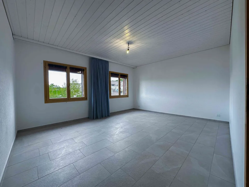 Grosszügige Wohnung (134m2) mit Kamin, Balkon und Blick ins Grüne
