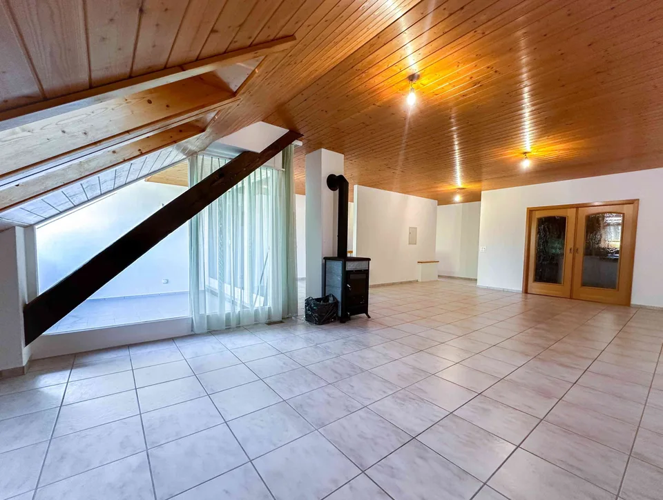 Grosszügige Wohnung (134m2) mit Kamin, Balkon und Blick ins Grüne