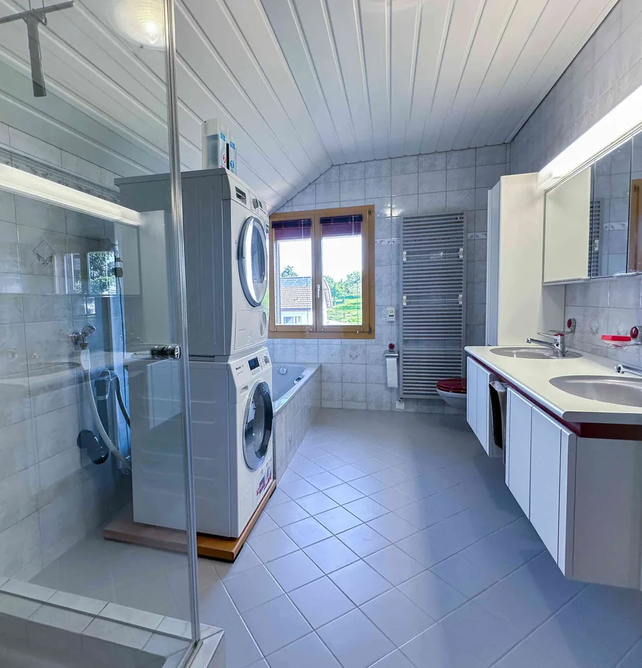 Grosszügige Wohnung (134m2) mit Kamin, Balkon und Blick ins Grüne