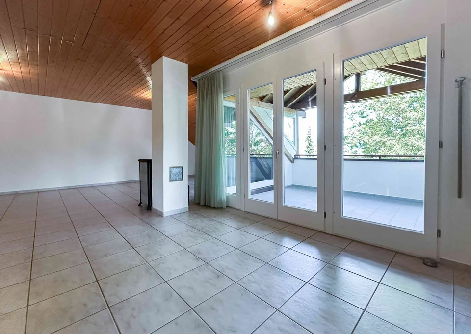Grosszügige Wohnung (134m2) mit Kamin, Balkon und Blick ins Grüne