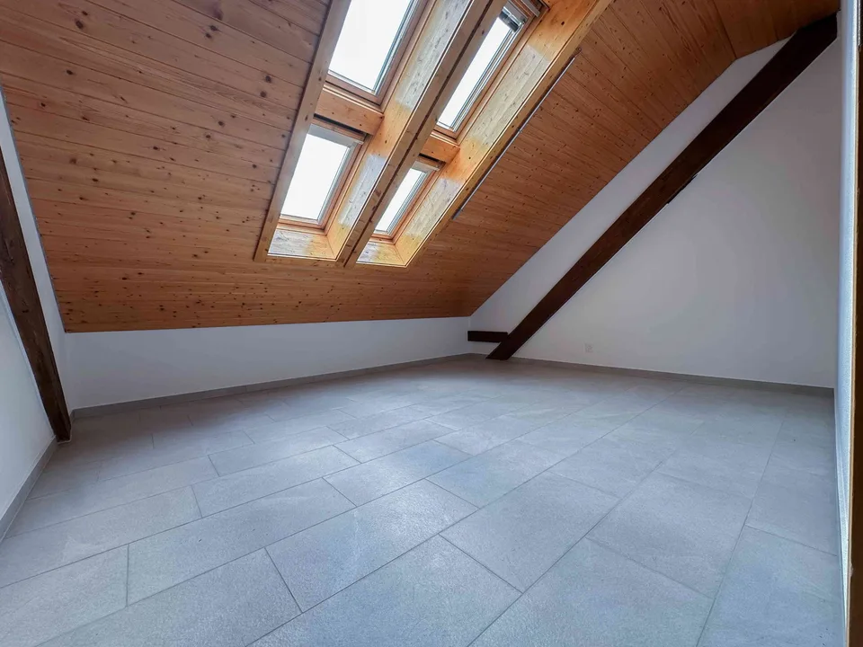 Grosszügige Wohnung (134m2) mit Kamin, Balkon und Blick ins Grüne
