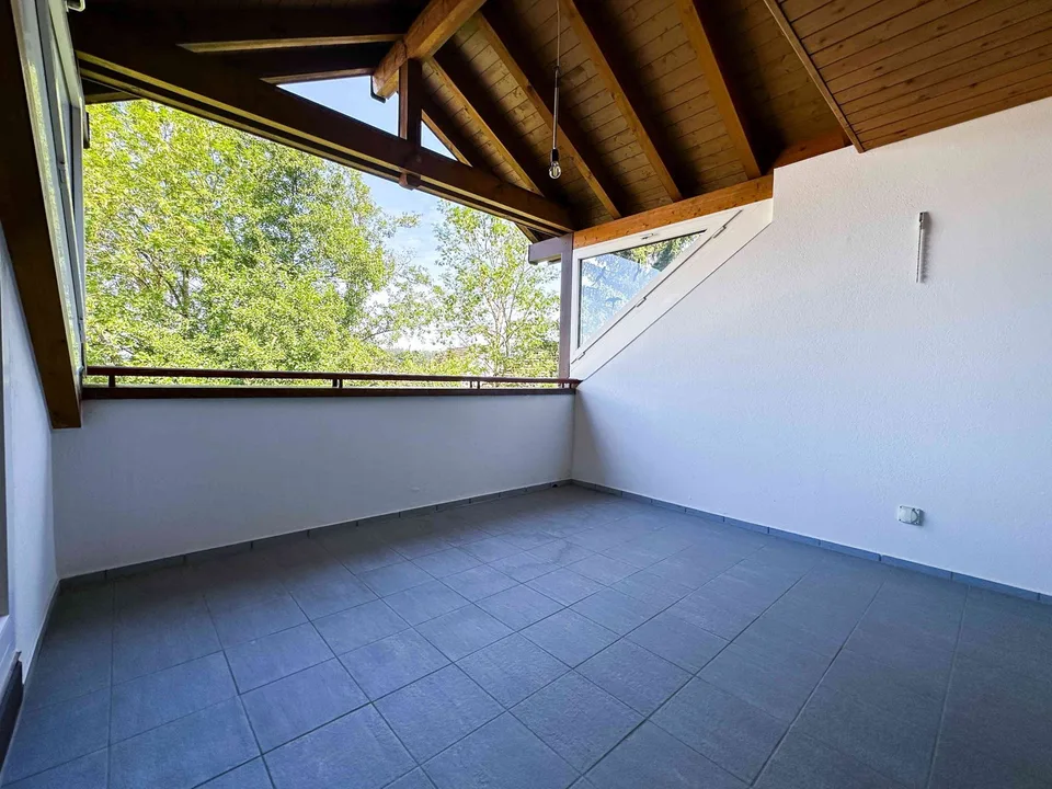 Grosszügige Wohnung (134m2) mit Kamin, Balkon und Blick ins Grüne