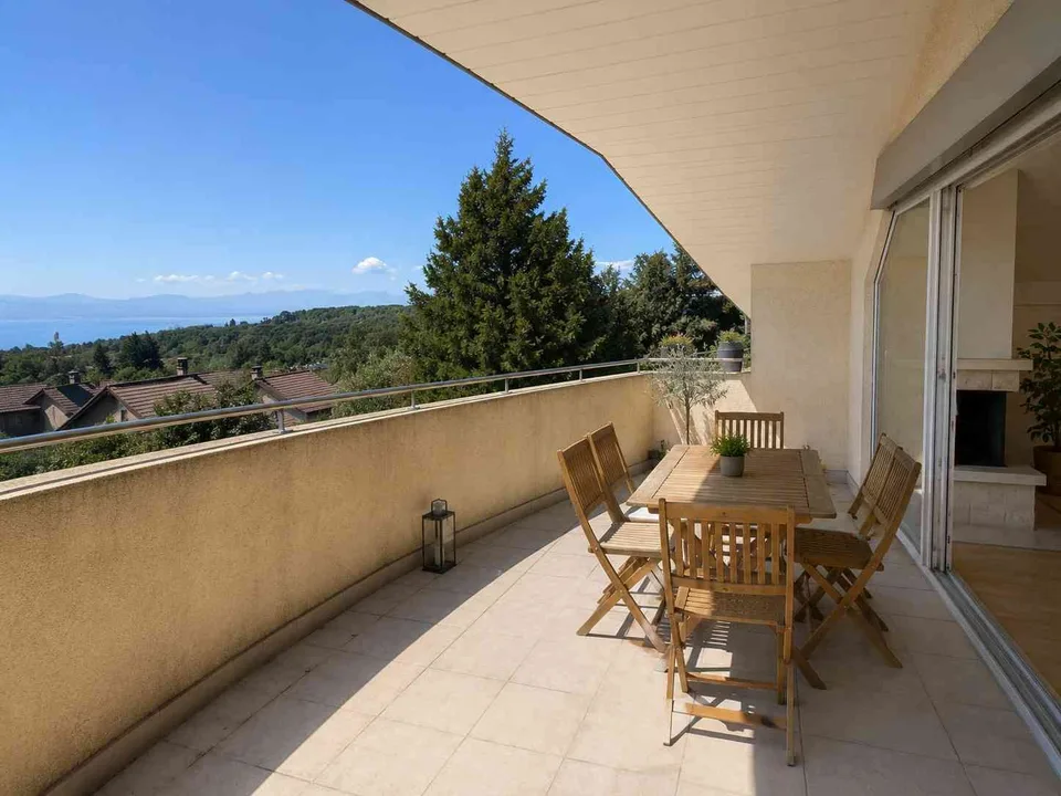 Attique 4.5 pièces, vue lac et Alpes, terrasse à Chemin de la Cigale