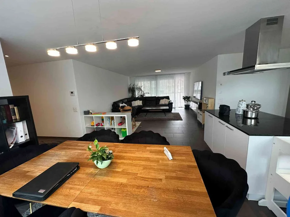 Grosszügige helle 4.5-Zimmer-Wohnung im 1. OG mit riesiger Terrasse