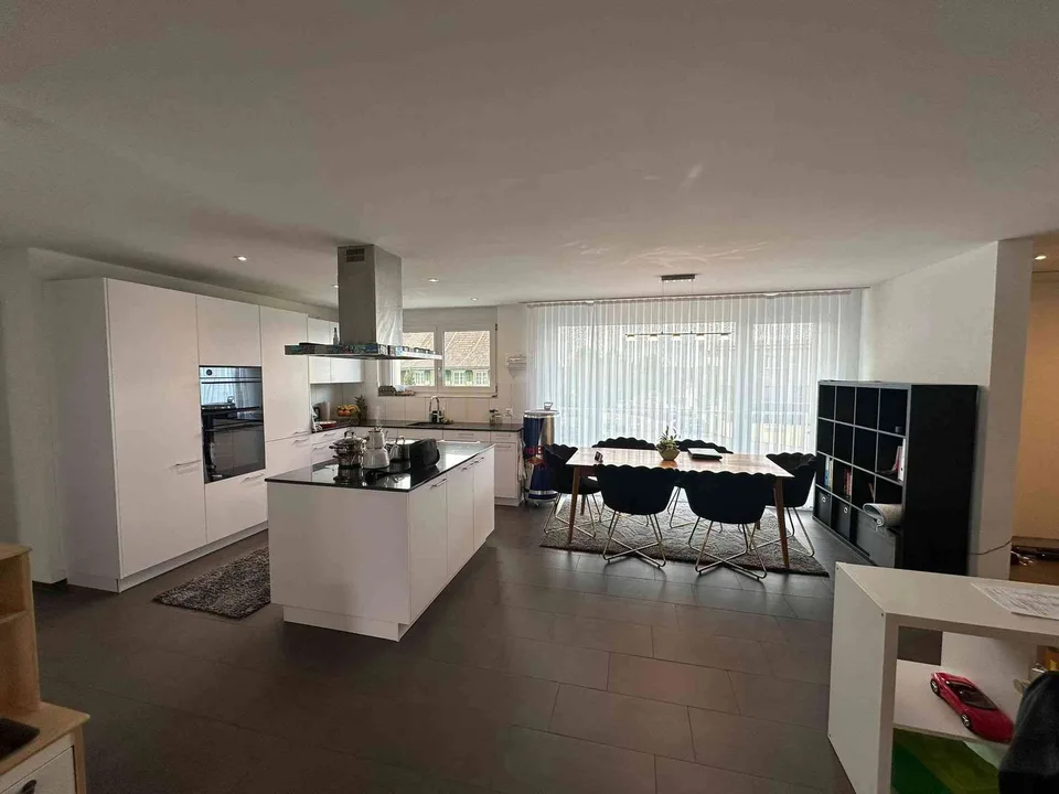 Grosszügige helle 4.5-Zimmer-Wohnung im 1. OG mit riesiger Terrasse