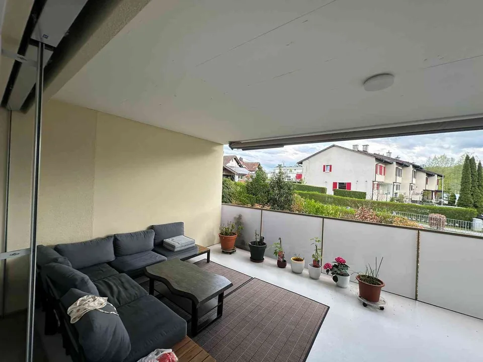 Grosszügige helle 4.5-Zimmer-Wohnung im 1. OG mit riesiger Terrasse