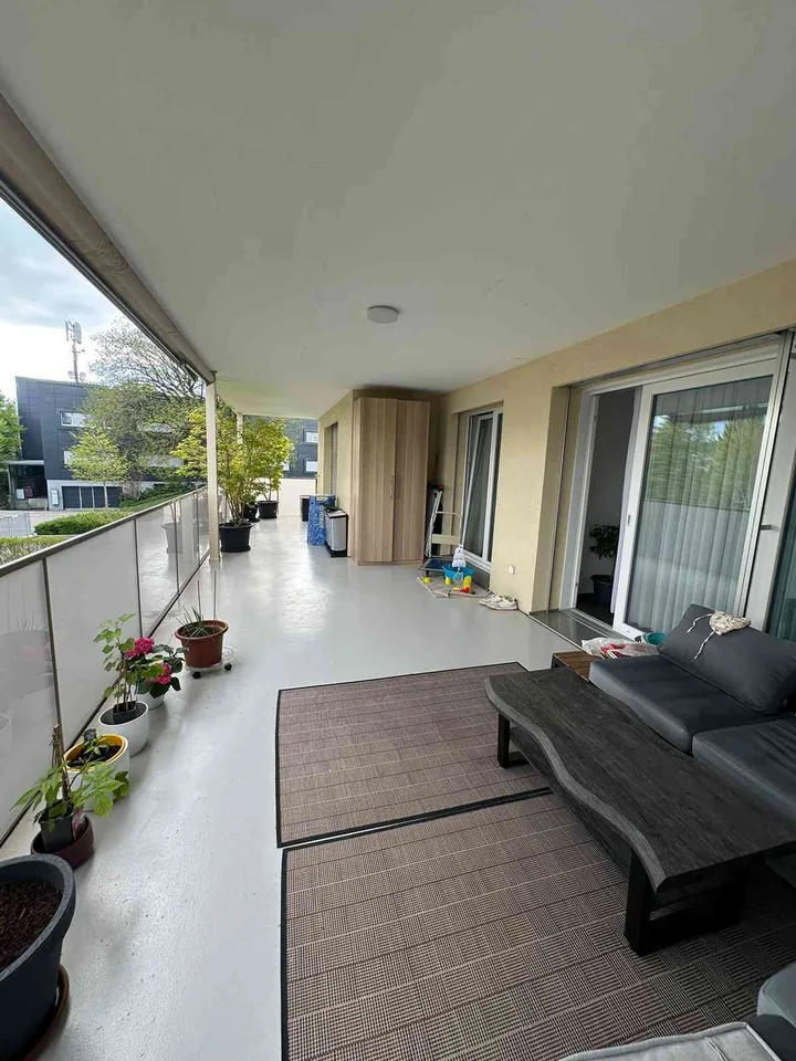 Grosszügige helle 4.5-Zimmer-Wohnung im 1. OG mit riesiger Terrasse