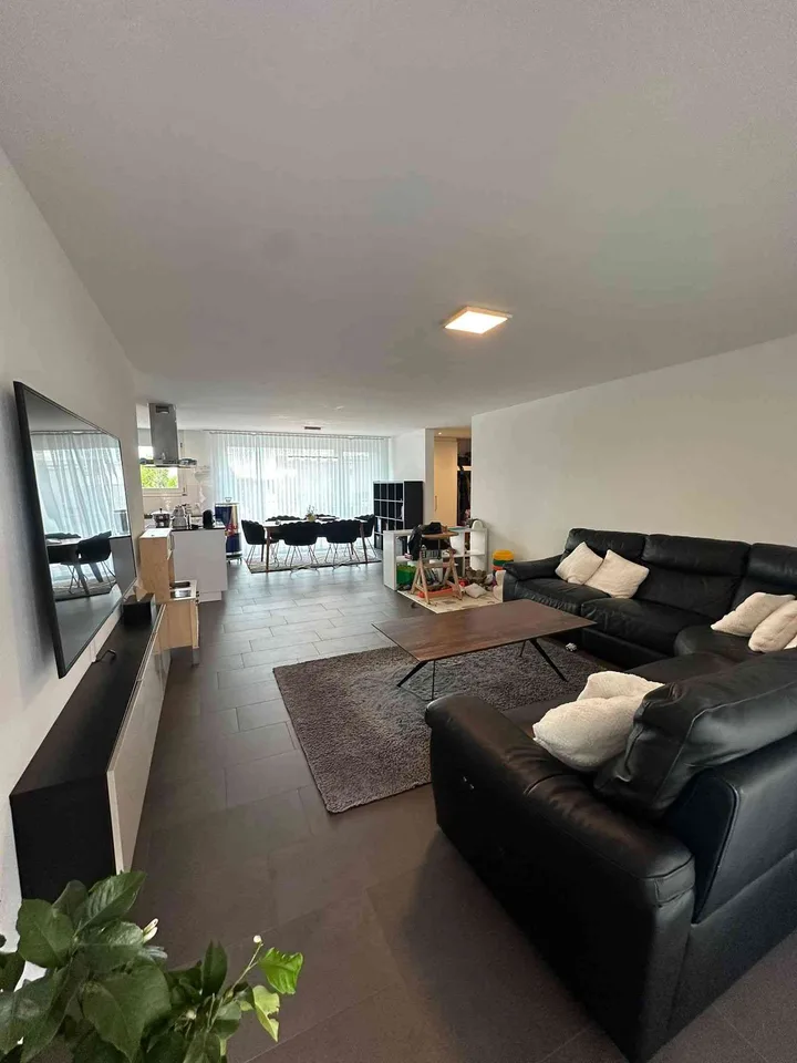 Grosszügige helle 4.5-Zimmer-Wohnung im 1. OG mit riesiger Terrasse