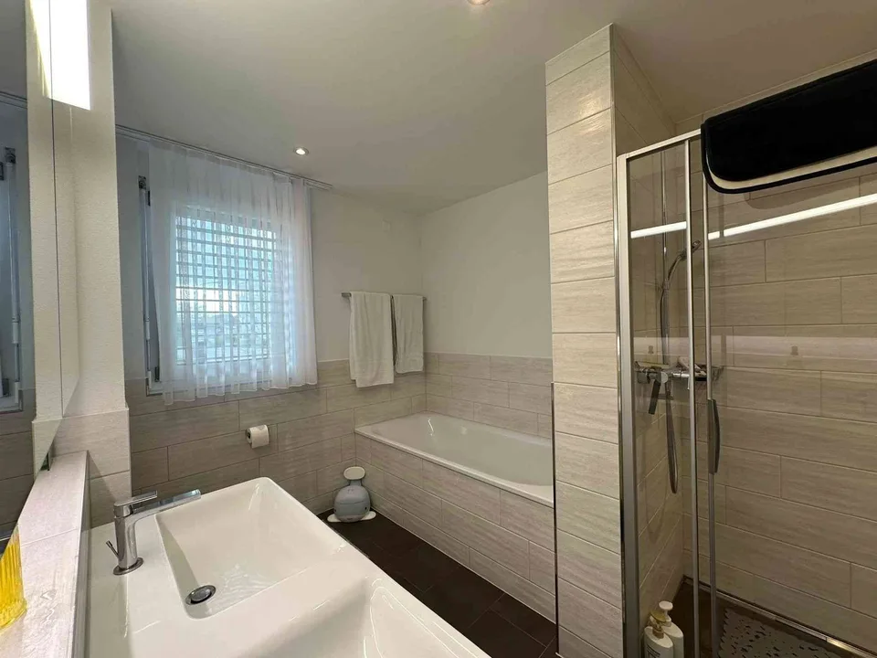 Grosszügige helle 4.5-Zimmer-Wohnung im 1. OG mit riesiger Terrasse
