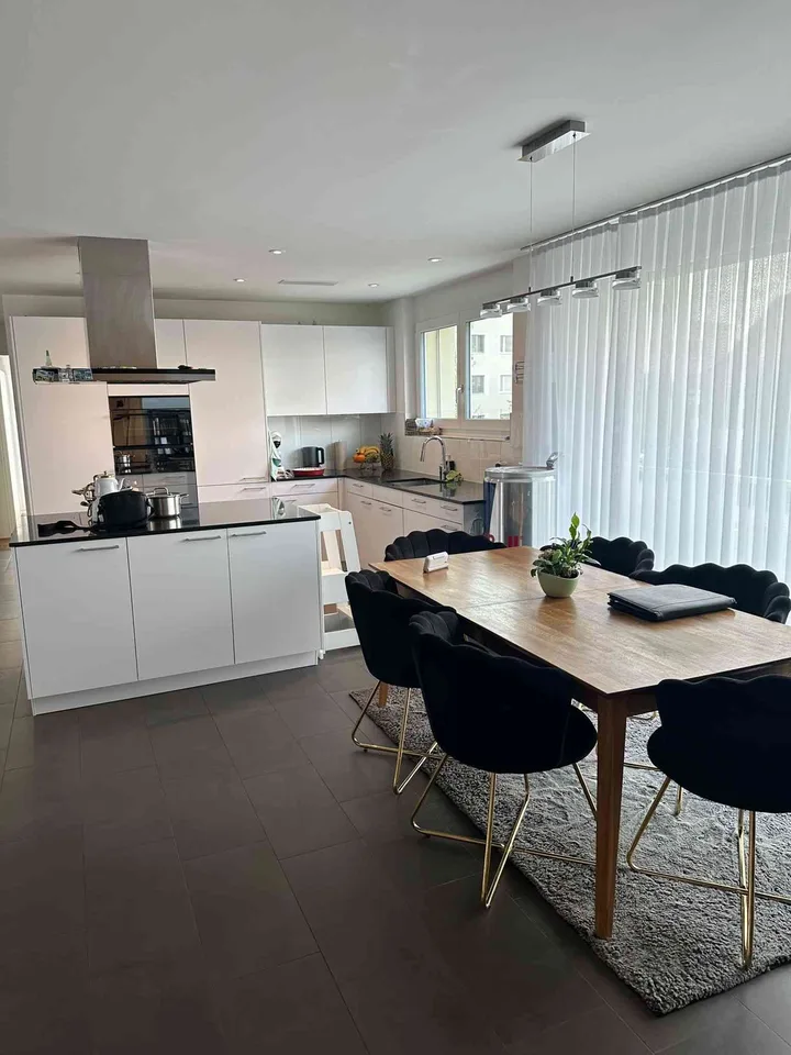 Grosszügige helle 4.5-Zimmer-Wohnung im 1. OG mit riesiger Terrasse