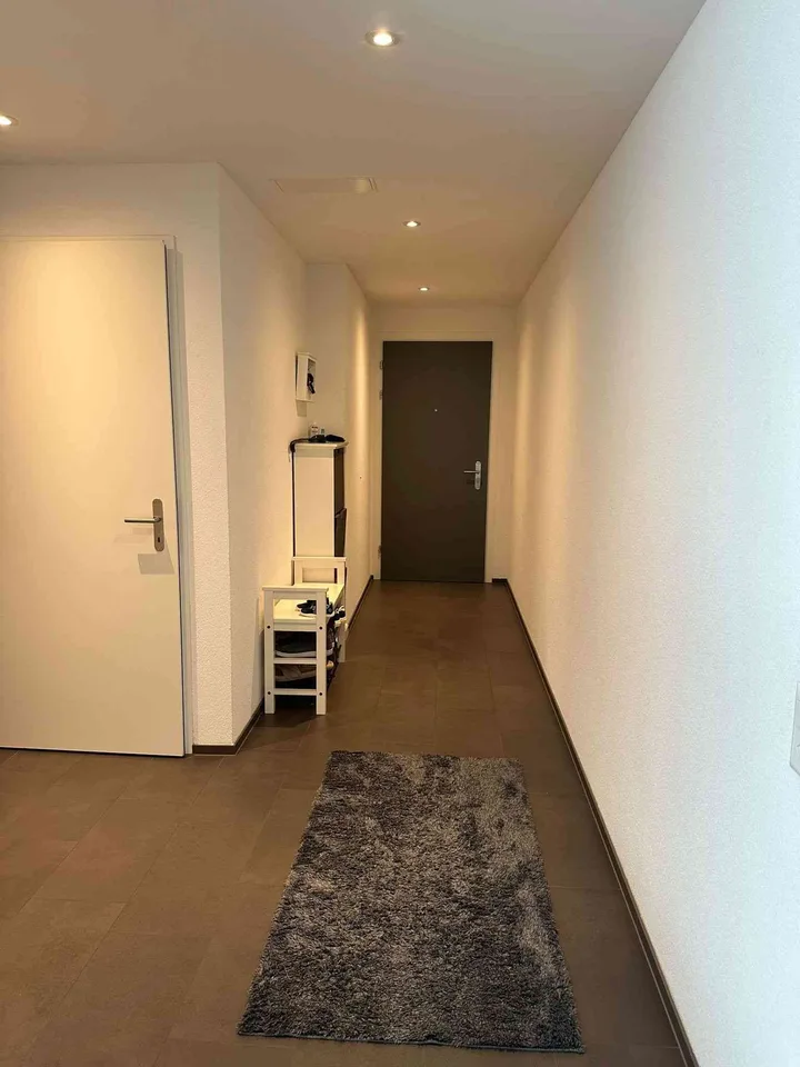 Grosszügige helle 4.5-Zimmer-Wohnung im 1. OG mit riesiger Terrasse