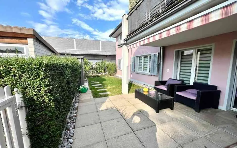 Wohnung mit Sitzplatz und Garten