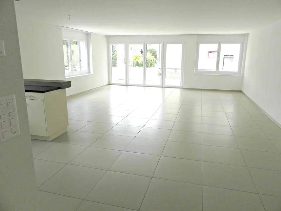 Helle 3.5 Zimmerwohnung mit Sitzplatz in Hunzenschwil