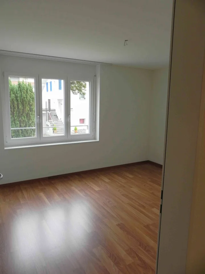 Helle 3.5 Zimmerwohnung mit Sitzplatz in Hunzenschwil