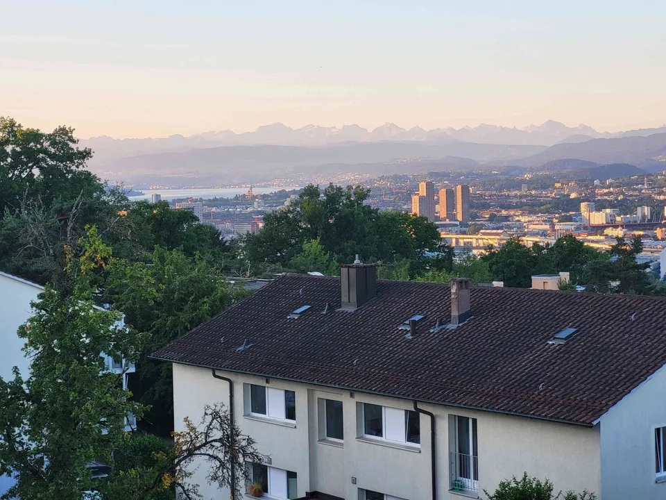 Dachwohnung mit toller Aussicht auf die Stadt Zürich zu vermieten