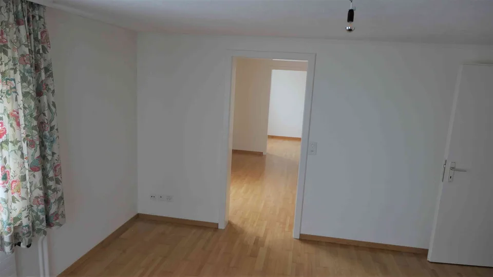 ruhige, sonnige 4-Zimmer Wohnung im 1. OG mit Sitzplatz im Garten
