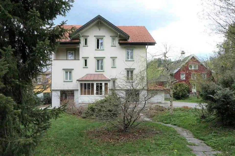 ruhige, sonnige 4-Zimmer Wohnung im 1. OG mit Sitzplatz im Garten