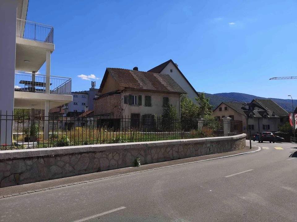 Maison à rénover complètement au centre du village