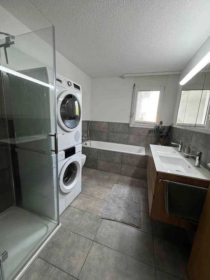 Moderne 4.5-Zimmer-Wohnung mit Balkonen, Klimaanlage und Tiefgarage…