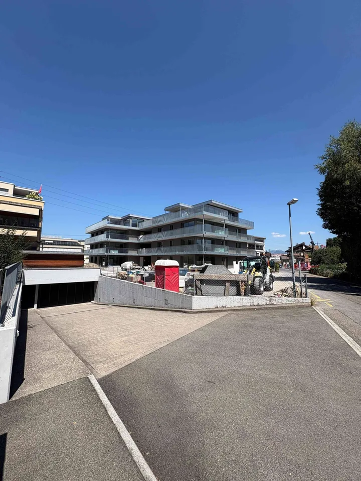 Parkplatz in neuer Tiefgarage neben Bahnhof Lachen SZ