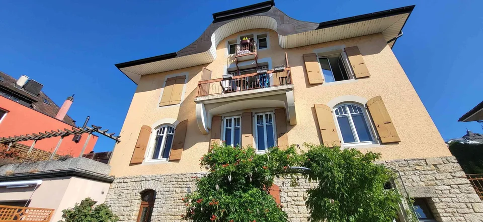 Très grand et lumineux appartement entièrement rénové, cachet, vue lac