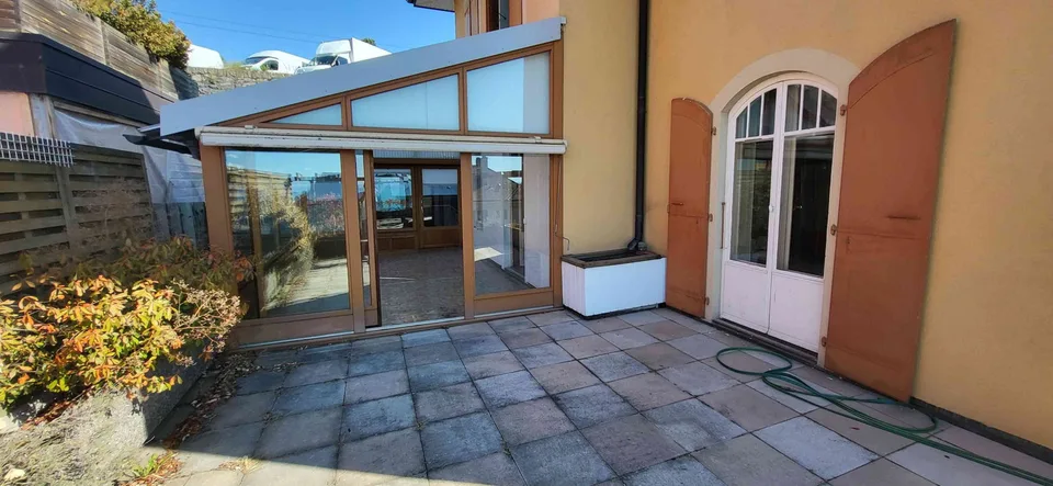Très grand et lumineux appartement entièrement rénové, cachet, vue lac