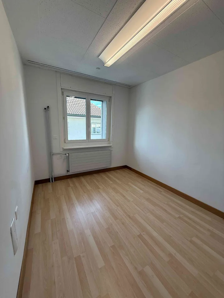 Praxis- oder Büroraum in Geschäftshaus mit Charme